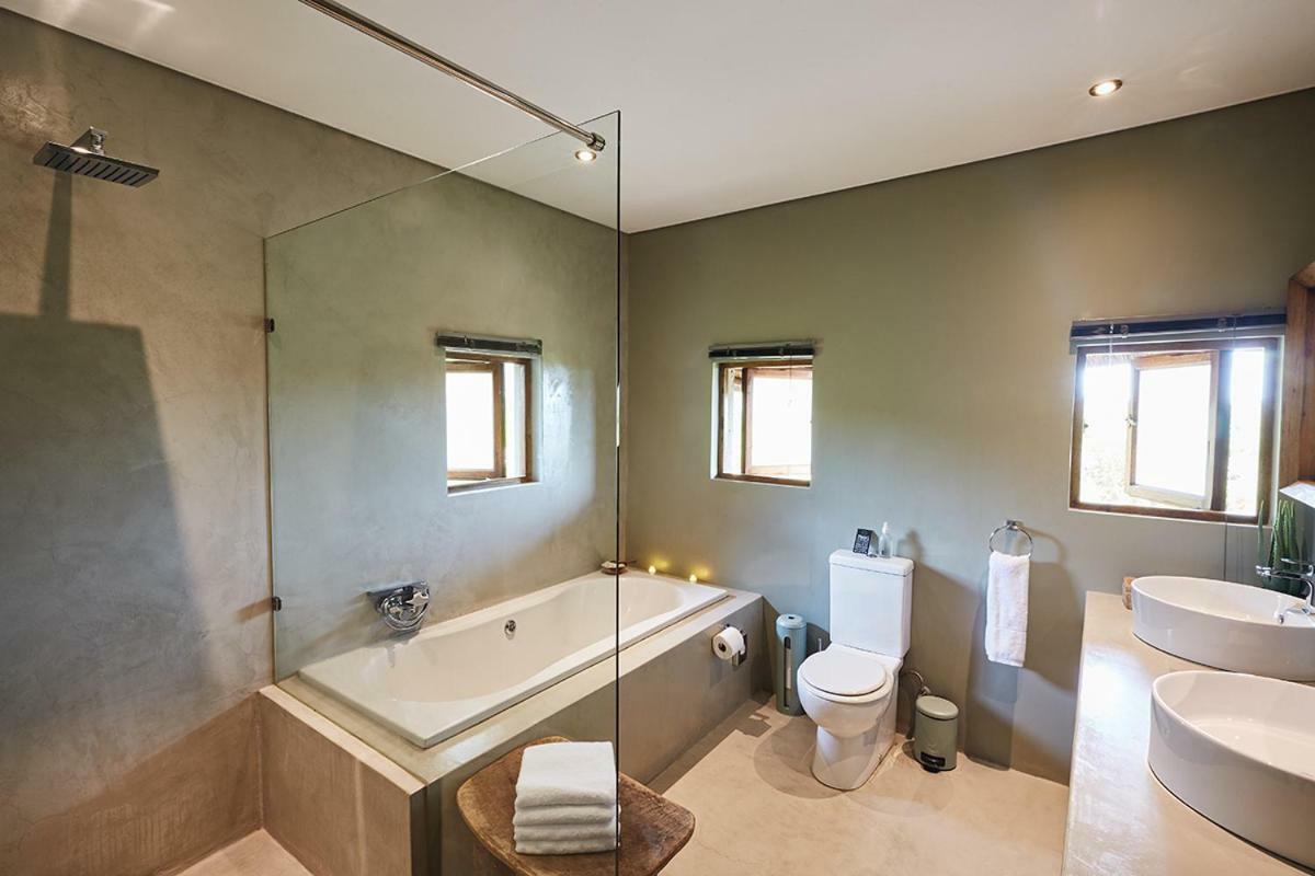 Mhondoro Safari Lodge & Villa Заповедник Велгевонден Экстерьер фото